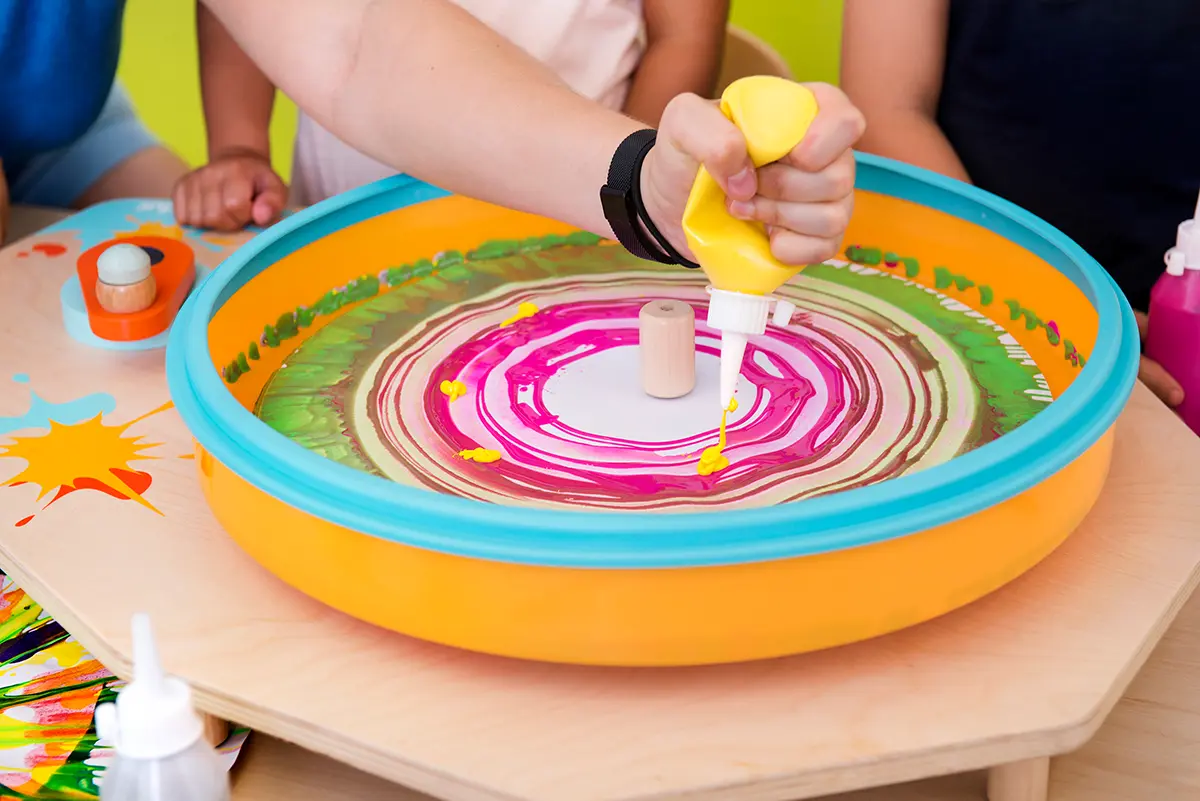 Farbe wird auf die drehende Farbschleuder gedrückt