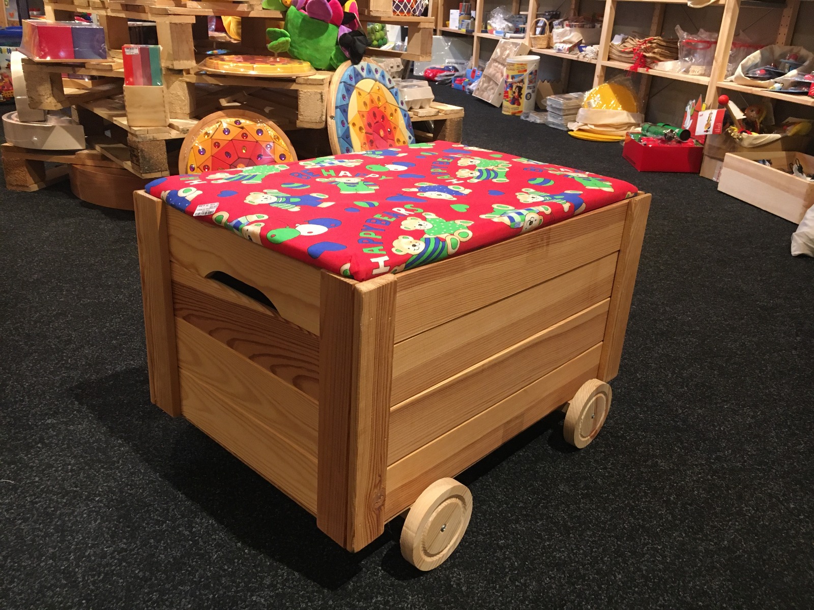 Spielzeugkiste mit Rädern